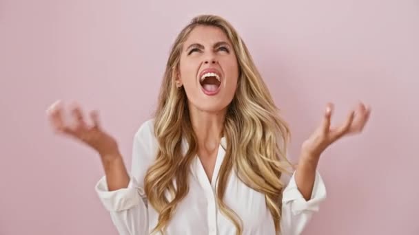 Zuřivá Blondýnka Stojící Rozrušená Nad Růžovou Zdí Vyjekne Zvedne Paže — Stock video