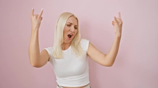 Gal Blond Rockstar Femeie Tânără Distractivă Brațele Ridicate Gestul Simbolului — Videoclip de stoc