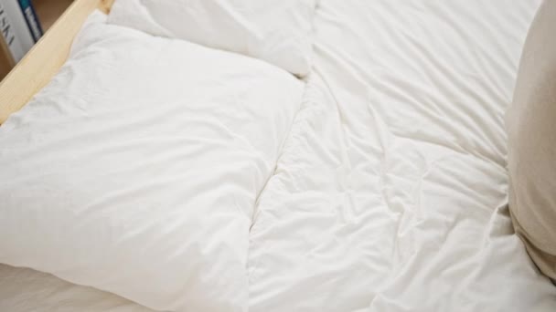 Jovem Hispânico Deitado Cama Dormindo Quarto — Vídeo de Stock