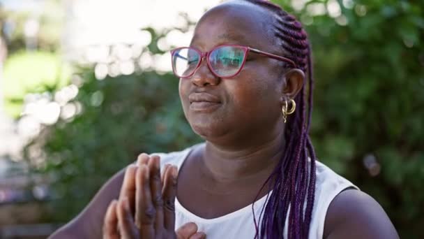 Afroamerikanerin Betet Mit Geschlossenen Augen Park — Stockvideo