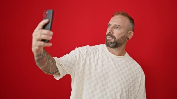 Sebevědomý Mladý Muž Radostně Dělat Selfie Chytrým Telefonem Usmívat Bezstarostně — Stock video