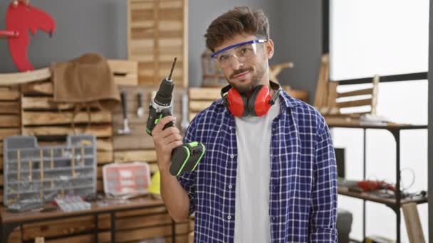 Sorrindo Jovem Carpinteiro Árabe Vestido Com Óculos Segurança Habilmente Lidar — Vídeo de Stock