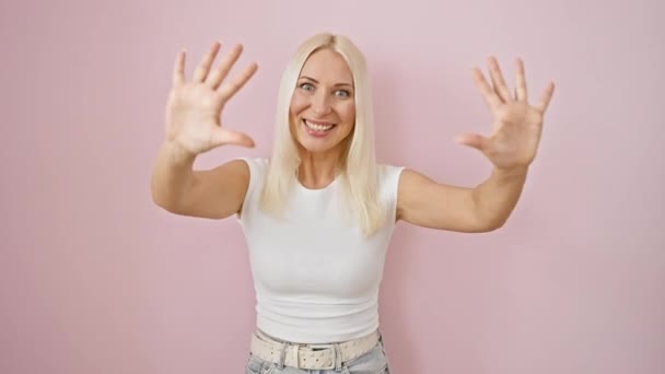 Jonge Blonde Vrouw Staat Pronken Wijzen Met Vingers Nummer Tien — Stockvideo