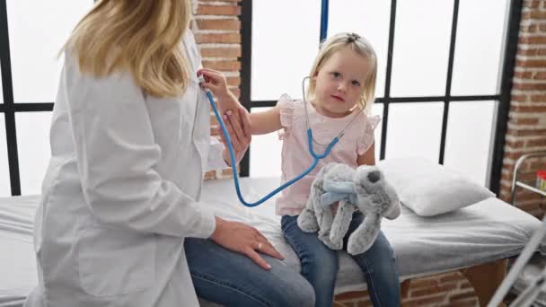 在诊所使用听诊器与医生一起进行值得称道的儿童游戏检查 这是儿科保健的最佳时刻 — 图库视频影像
