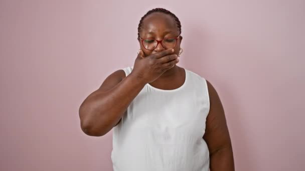アフリカ系アメリカ人女性 ブレード メガネ プラスサイズ ピンクで隔離された背景 春の花粉 季節性アレルギー悪夢に病気 — ストック動画