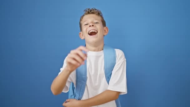 Sevimli Sarışın Çocuk Neşe Dolu Kamerayı Izole Edilmiş Mavi Duvar — Stok video