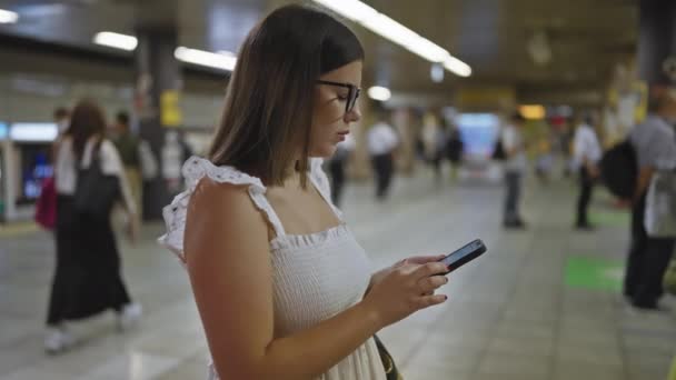 Приголомшлива Іспаномовна Жінка Окуляри Стоячи Підземній Залізничній Станції Очікуючи Подорожі — стокове відео