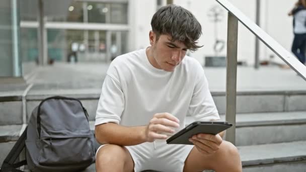 Adolescente Hispânico Bonito Profundamente Pensamento Enquanto Sentado Nas Escadas Universidade — Vídeo de Stock