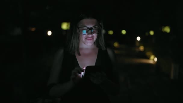 Por Noche Hermosa Mujer Hispana Con Gafas Mantiene Una Conversación — Vídeo de stock