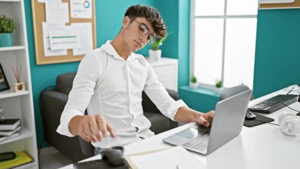 Młody Latynoski Nastolatek Rozmawiający Przez Telefon Interesach Ciężko Pracujący Laptopem — Wideo stockowe