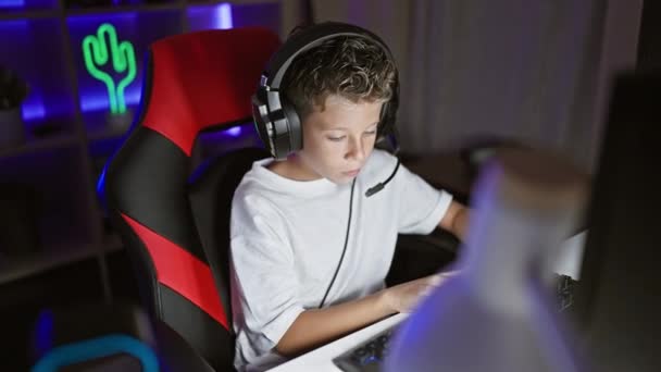 Χαριτωμένο Ξανθό Αγόρι Streamer Απορροφημένος Ένα Ψηφιακό Παιχνίδι Κάθεται Σταυρωμένα — Αρχείο Βίντεο