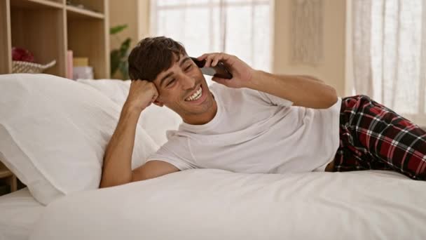 Šťastný Sebevědomý Mladý Hispánec Užívá Relaxační Ranní Hovor Telefonu Pohodlně — Stock video
