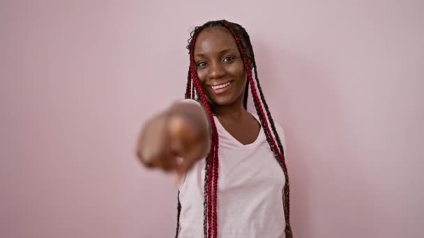 아프리카계 미국인 여자는 기쁘게 분홍색 배경에 카메라를 가리키는 그녀의 표현을 — 비디오