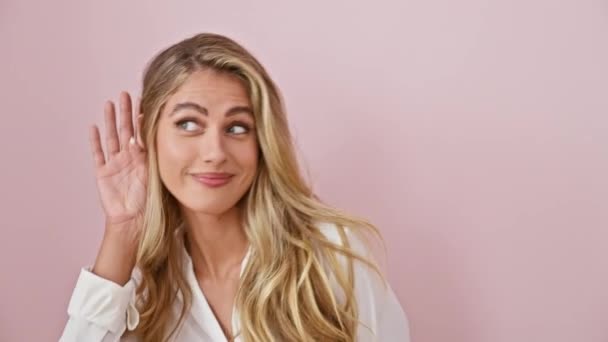 Roztomilá Blondýnka Stojí Tričku Přes Růžové Pozadí Samé Uši Radostně — Stock video