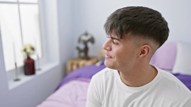 Pijamalı Neşeli Genç Spanyol Adam Yatak Odasında Dinleniyor Yatakta Uzanıyor — Stok video