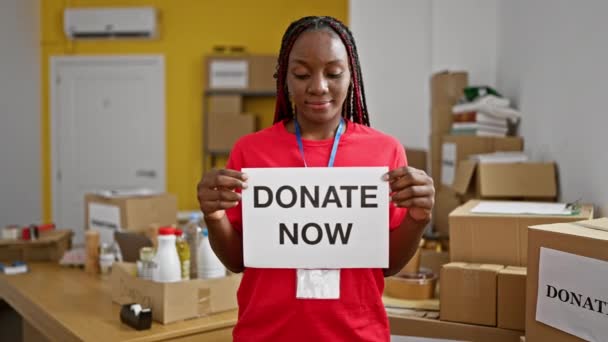 Όμορφη Αφρο Αμερικανίδα Πλεξούδες Χαμογελώντας Αυτοπεποίθηση Καθώς Είναι Εθελόντρια Κρατώντας — Αρχείο Βίντεο