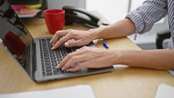 그녀의 비즈니스 사무실 책상에서 노트북에 매니저의 커피를 그녀의 성공적으로 온라인 — 비디오