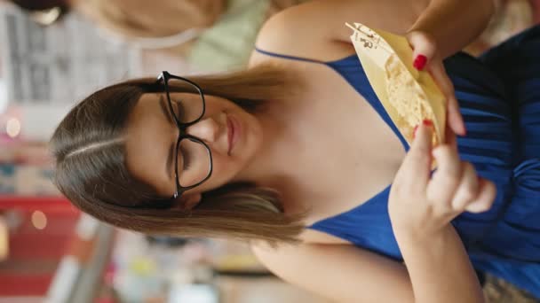Chique Spaanse Vrouw Verslindt Traditionele Warabimochi Dessert Bruisende Japanse Straat — Stockvideo