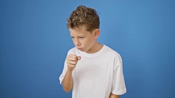 Förtjusande Blond Pojke Liten Sjuk Unge Allvarligt Hosta Med Influensasymtom — Stockvideo