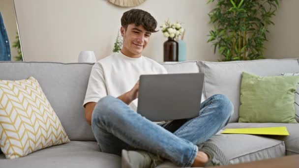 Veselý Mladý Hispánský Teenager Usměvavý Student Dokončuje Online Studijní Sezení — Stock video