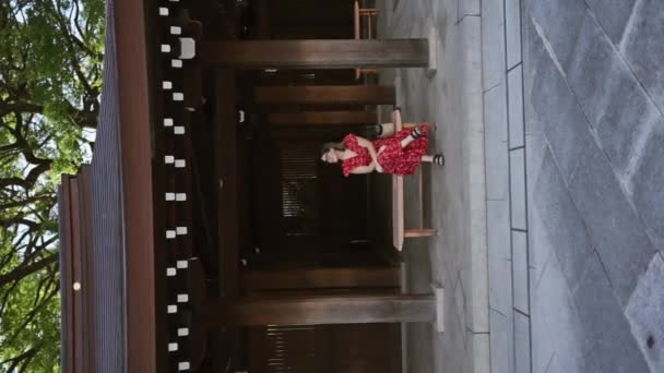 Verão Brilhante Templo Meiji Bela Mulher Hispânica Óculos Irradiando Positividade — Vídeo de Stock