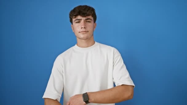 Joyous Confiante Jovem Adolescente Hispânico Com Braços Cruzados Espalhando Vibrações — Vídeo de Stock