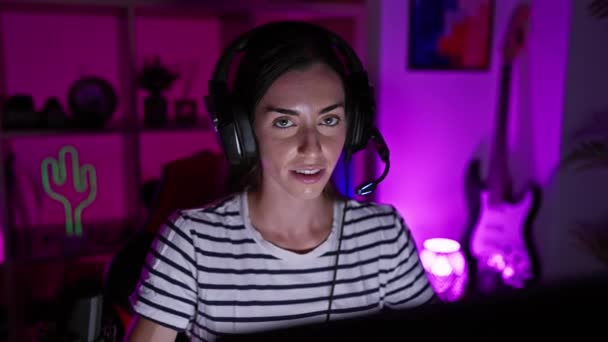 Vrolijke Jonge Spaanse Vrouw Gaming Avontuur Wijzen Glimlachen Tijdens Het — Stockvideo