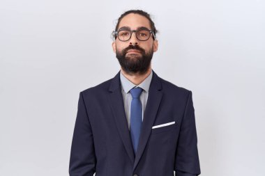 Sakallı, takım elbiseli ve kravatlı İspanyol bir adam yüzünde ciddi bir ifadeyle rahatlamış. Basit ve doğal bir şekilde kameraya bakıyorsun.. 