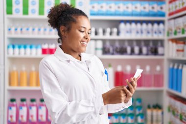 Eczanede kendine güvenen, gülümseyen Afrikalı Amerikalı kadın eczacı.