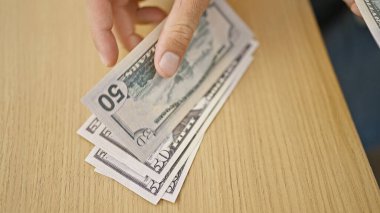 İspanyol adamın elleri profesyonel ofiste dolarları saymakla meşgul. Başarılı bir işletme yöneticisinin kapalı mekan dolandırıcılığına bir göz atma fırsatı.