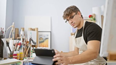 Çekici genç İspanyol bir adam, kendini adamış bir sanat öğrencisi, dokunmatik defterine ve stüdyosundaki defterine tutkuyla bağlanmış.