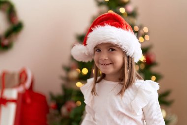 Evdeki Noel ağacının yanında kendine gülen sevimli İspanyol kız.