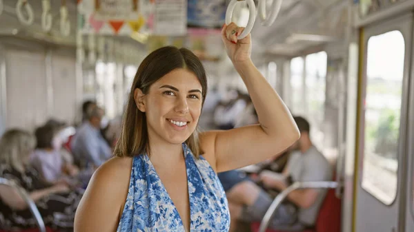 Mulher Hispânica Bonita Sorrindo Para Câmera Dentro Trem Metrô Vazio — Fotografia de Stock