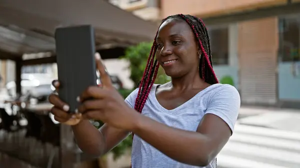 Femme Afro Américaine Confiante Prélassant Soleil Faisant Selfie Avec Pavé — Photo