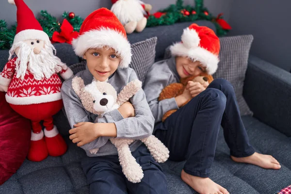Sevimli Çocuklar Noel Evde Kutlayan Oyuncak Ayıya Sarılıyorlar — Stok fotoğraf