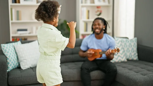 Afro Amerikaanse Vader Dochter Spelen Ukelele Dansen Thuis — Stockfoto