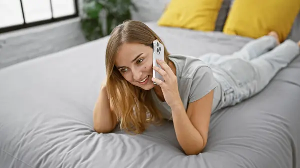 Selbstbewusste Glückliche Junge Blonde Frau Genießt Entspannte Morgengespräche Telefon Liegt — Stockfoto