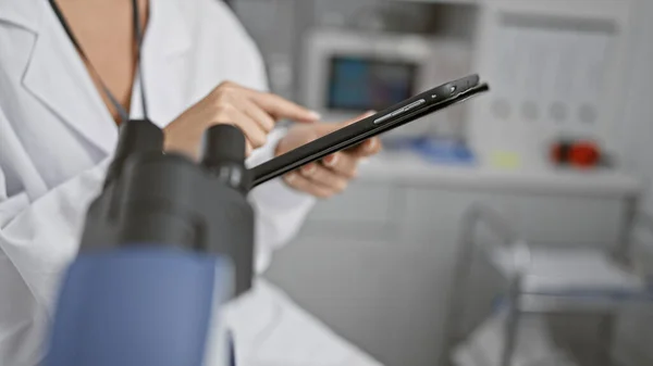 Konzentrierte Wissenschaftlerinnen Navigieren Gekonnt Touchpad Vertieft Die Medizinische Forschungsarbeit Geschäftigen — Stockfoto