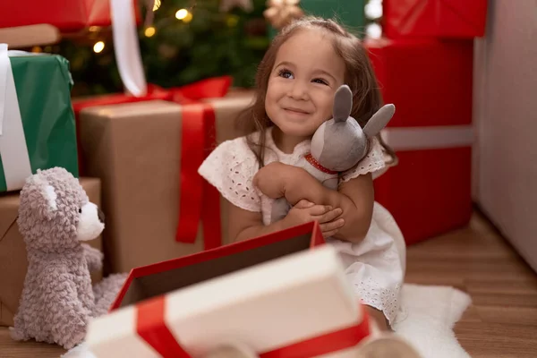 Adorable Hispanic Girl Hugging Teddy Bear Sitting Floor Christmas Tree — Stock Photo, Image