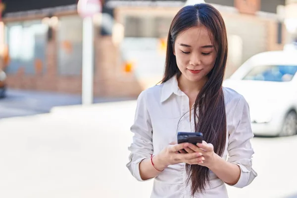 Joven Mujer China Sonriendo Confiado Usando Teléfono Inteligente Calle — Foto de Stock