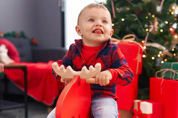 Adorable Niño Rubio Jugando Con Renos Meciéndose Árbol Navidad Casa — Foto de Stock