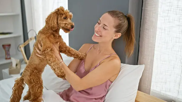 Jonge Blanke Vrouw Met Hond Spelen Zittend Het Bed Slaapkamer — Stockfoto