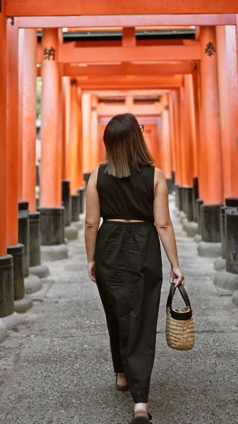 Красивые Очки Латиноамериканка Обнимая Случайную Прогулку Ворот Тори Фушими Киото — стоковое фото