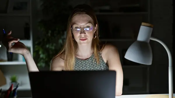 若い金髪の女性のビジネスワーカーはオフィスで働くノートパソコンを使用して — ストック写真