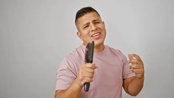 Hezký Mladý Latinský Muž Radostně Zpívá Své Srdce Štětcem Jako — Stock fotografie