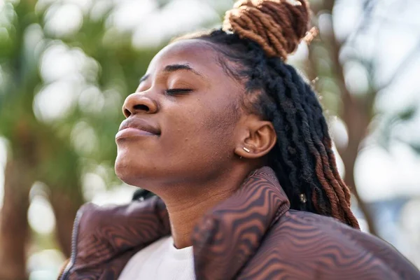 公園で目を閉じて呼吸するアフリカ系アメリカ人女性 — ストック写真