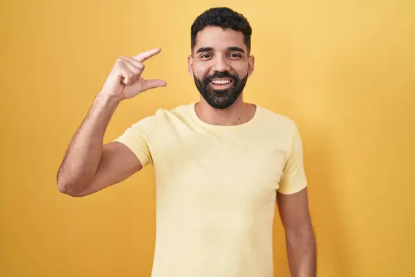 Ein Spanischer Mann Mit Bart Steht Vor Gelbem Hintergrund Lächelt — Stockfoto