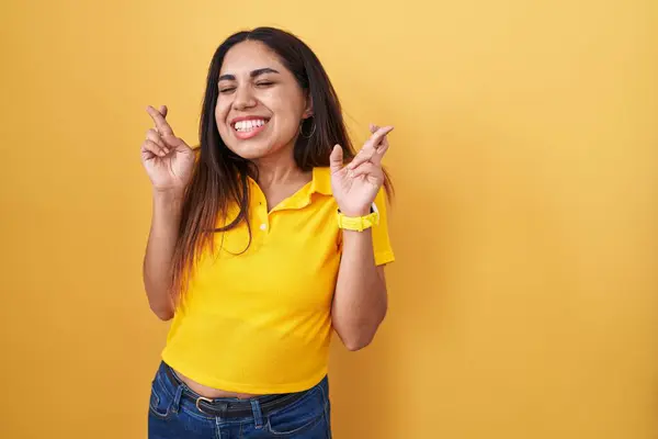 Jovem Árabe Mulher Sobre Fundo Amarelo Gesto Dedo Cruzado Sorrindo — Fotografia de Stock