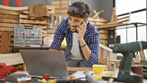 Young Arab Man Handsome Carpenter Beard Jovially Chats His Smartphone — Stock Photo, Image