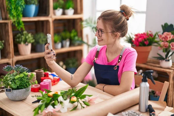 Joven Florista Mujer Rubia Sonriendo Confiado Hacer Selfie Por Teléfono —  Fotos de Stock